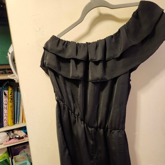 CUTE AND FUN UPSCALE BLACK ROMPER WITH RUFFLED SHOULDER~ - Picture 4 of 11